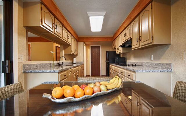 Best Western The Inn & Suites Pacific Grove