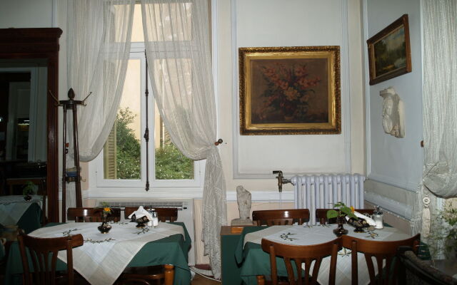 Acropolis House