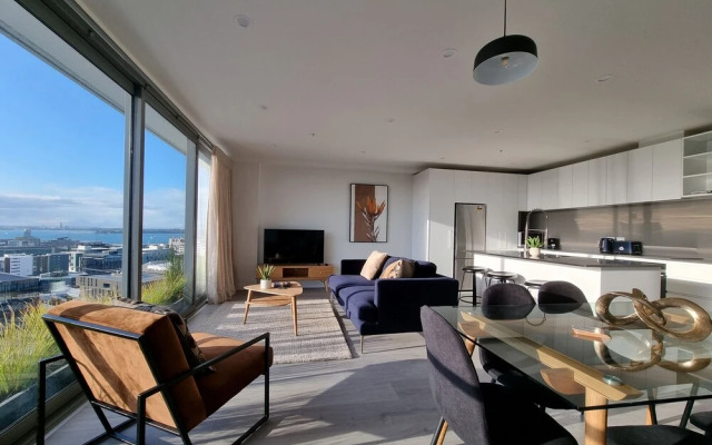 Luxe Apt w Harbour-Sunset Views -Parking