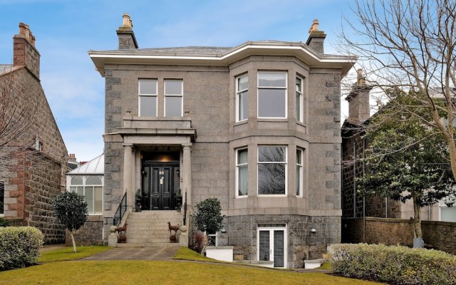 Chic and Contemporary Aberdeen Home Near to Hazlehead Park