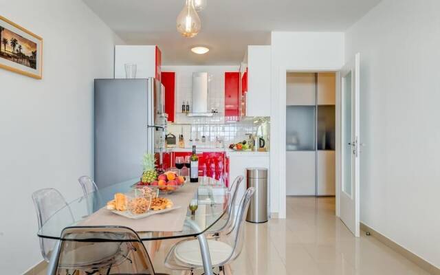 Beach & Palms Apartment