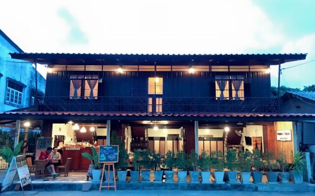 Baan Khun Yaai Mai Khun Ta