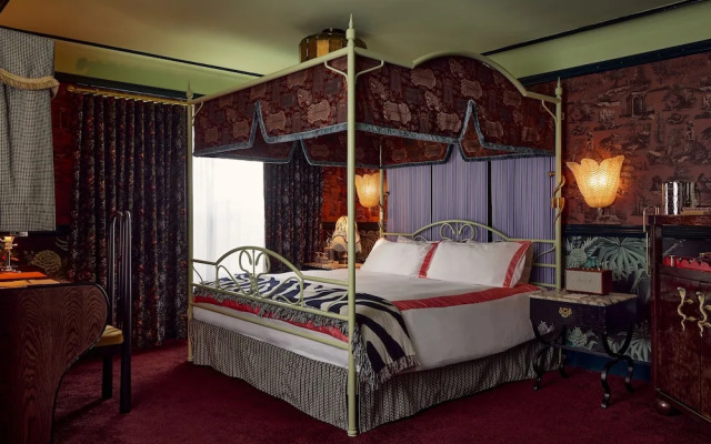 Lafayette Hotel & Club