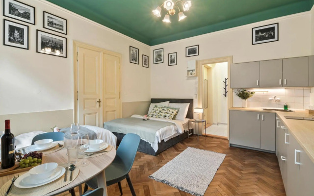 APTs in OLD TOWN PRAGUE by Michal&Friends