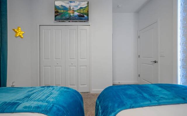 Luxury Chic Modern Home Prime Location