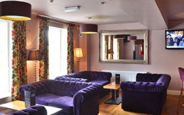 Stones Hotel Bar and Restaurant