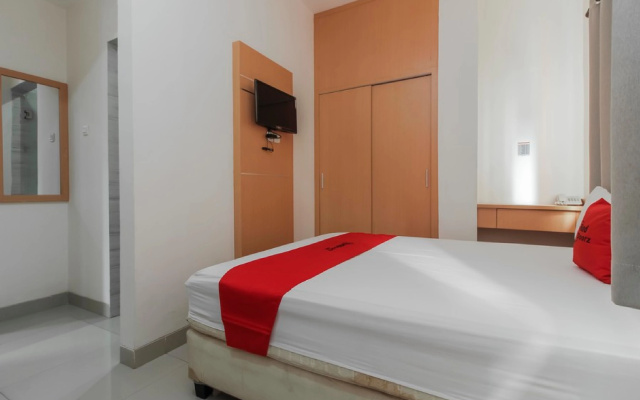 RedDoorz Plus near Galaxy Bekasi