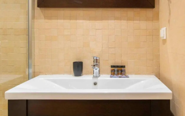 Lis153 by Smart Cozy Suites - Top Floors with Amazing City View - Available 24hr