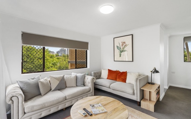 Bright 2-bed Apartment in Leafy New Farm – Guest Rooms – Brisbane