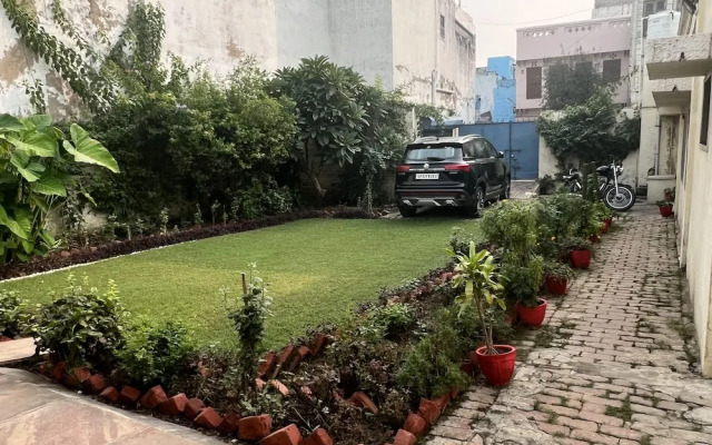 Colonel Dugal's - Near Taj, Fort & Shopping