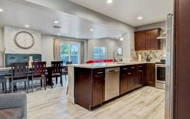 Amazing 4-bdrm W/backyard Paradise in Scottsdale!