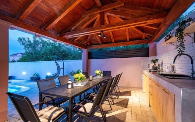 Luxury Villa With Pool - H