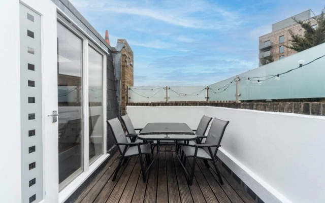 Bright & Chic St John's Hill Duplex