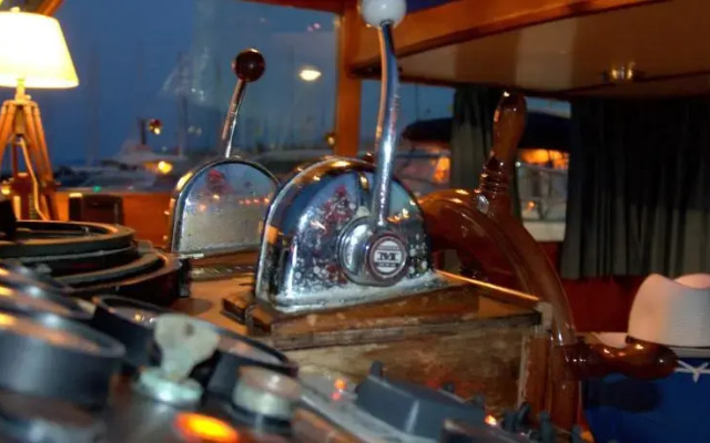 Boat Sea Dreams Charter