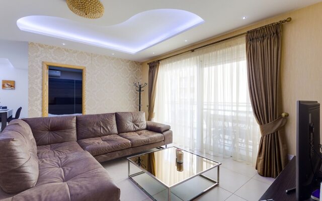 Luxury Apt with Side Sea Views & Pool, Top Location