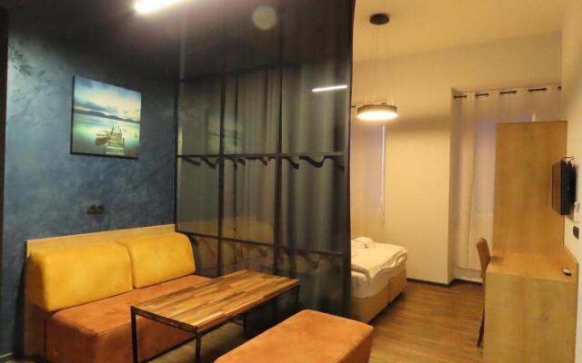 2BR loft apartment near Liberty square