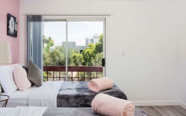 Luxurious 2BD & Den Hollywood Apartment