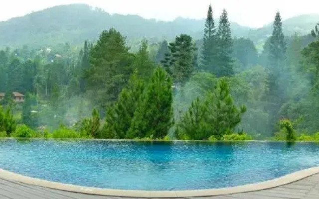 The Grand Hill Bistro Cafe & Resort Hotel