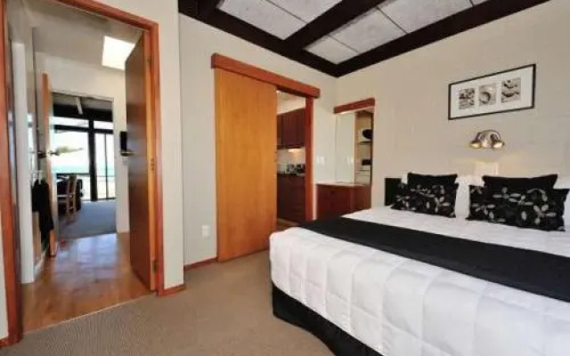 Whispering Sands Motel