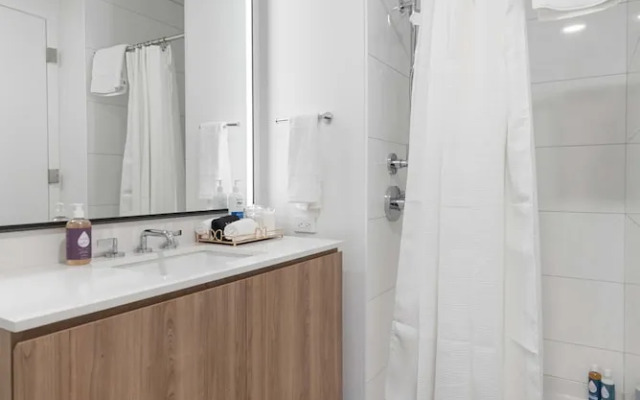 Top-tier Stay 49th Fl Lakefront City Views