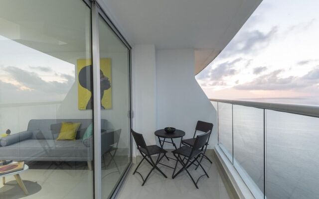 Stunning Highrise Seafront Apartment