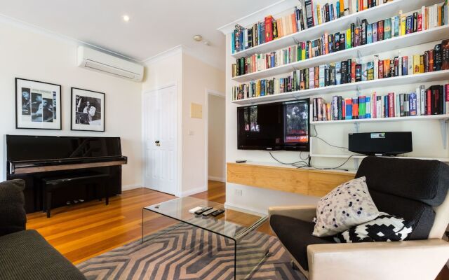 KIM, 2BDR West Melbourne Apartment