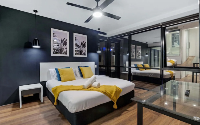 Low floor - Sleeps 8 - Circle on Cavill - Wow Stay