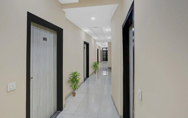 Collection O 70198 Metro View Ashok Vihar