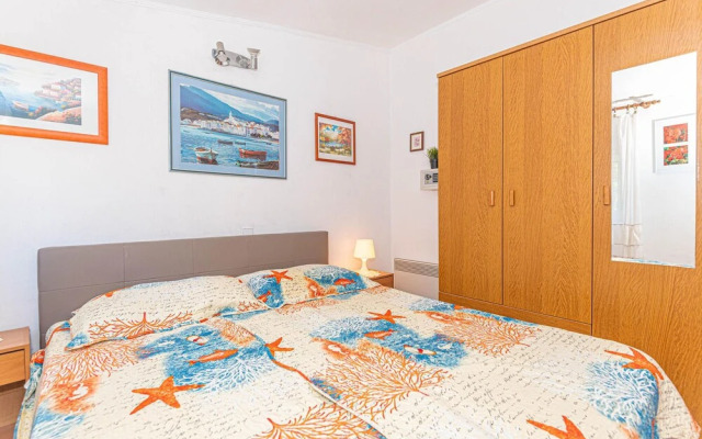 Nice Apartment in Grebastica With Wifi and 2 Bedrooms