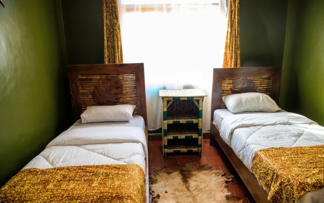 Apuuli Safaris & Cottages