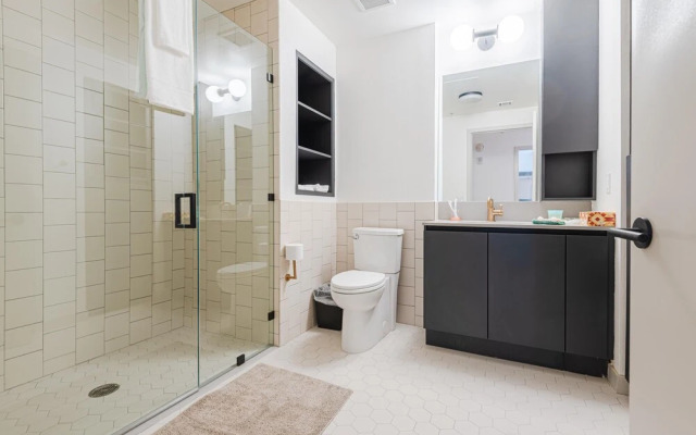 Gorgeous Hollywood Living - 2 Bedroom