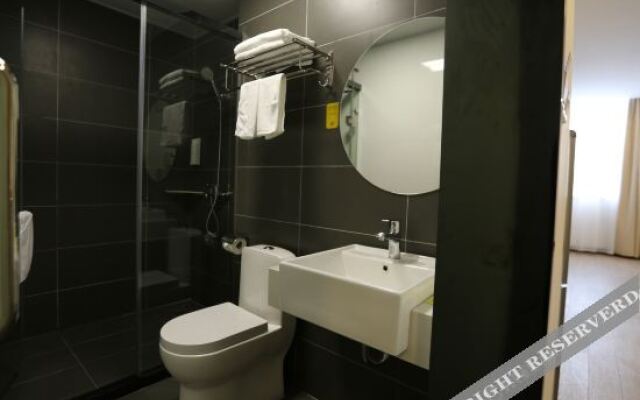 A+ Apartment (Conghua Passenger Transport Subway Station)