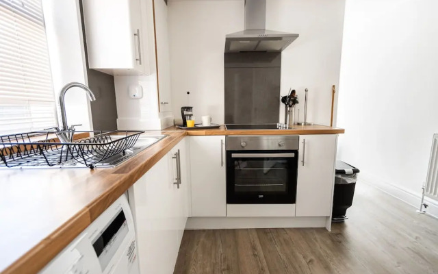 Spacious - Central 2 Bed Apartment