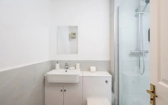 Spacious 1 Bedroom Apartment w/ Parking in Crawley