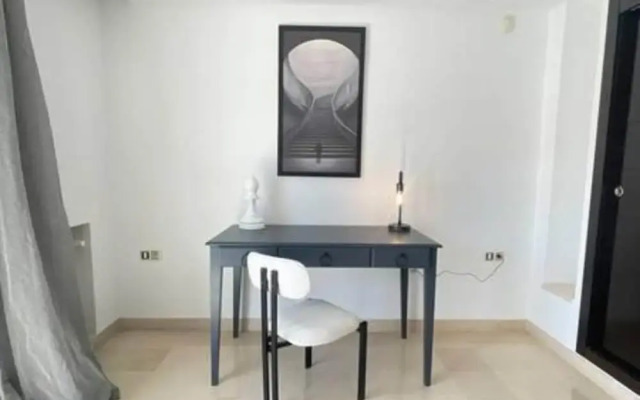 Black White Modern Spacious