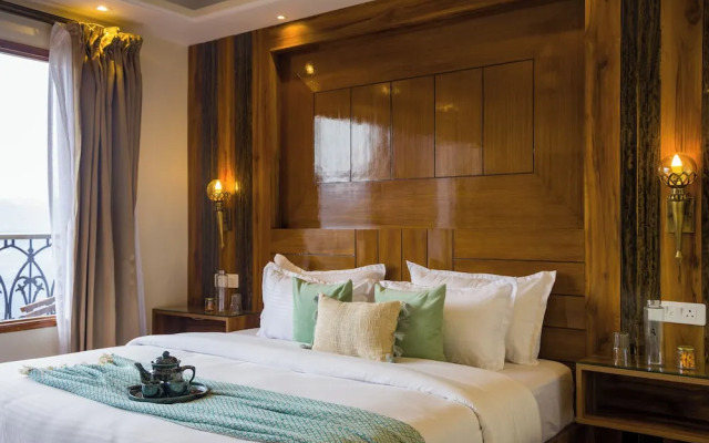 Alaya Stays Pine Shadow Flamingo