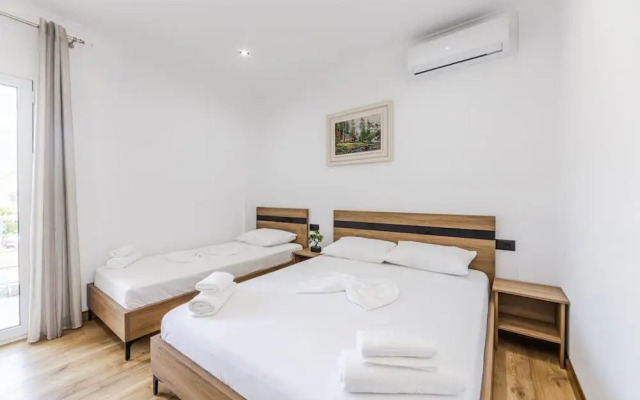Bliss Triple Room in Gjirokast r