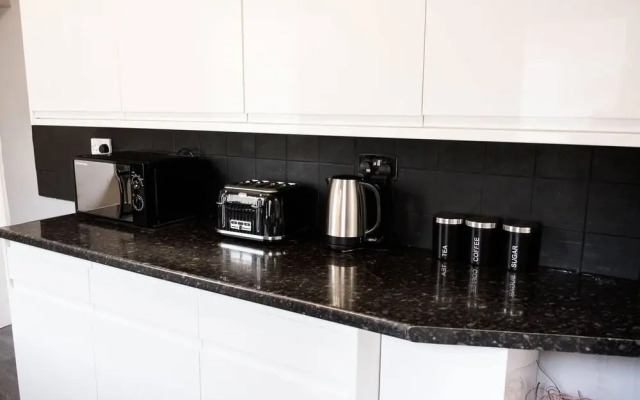 Stay Comfortable-close to City Centre-4 Bed House!
