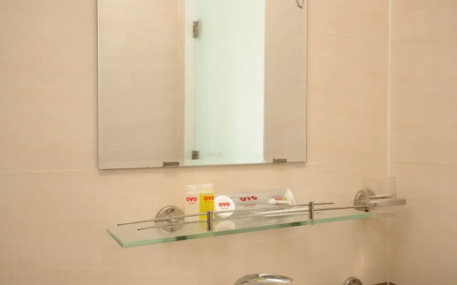 Hoang Truong Hotel by OYO Rooms