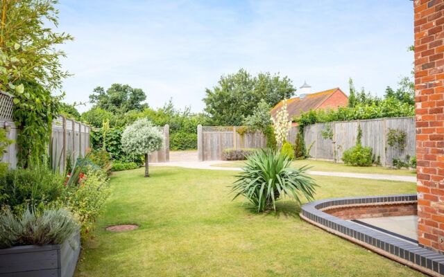 Cotswold Barn Conversion With Private Hot Tub