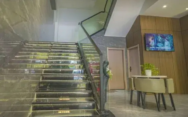 Pova Holiday INN (Changgang Road)