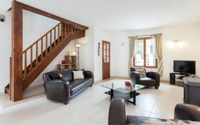 Hirondelle in Charming Village