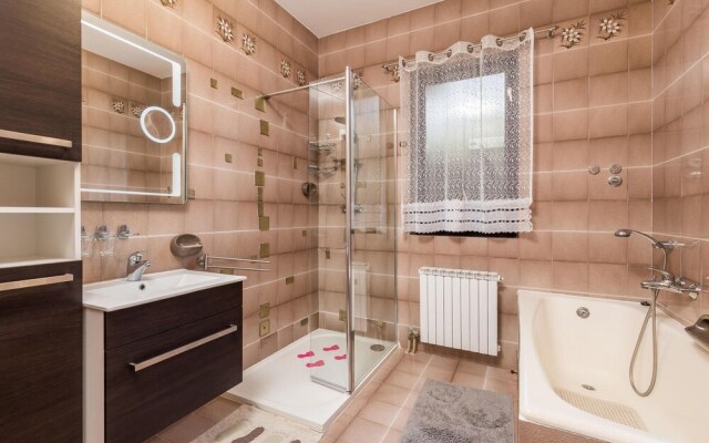 Beautiful Apartment in Opatija With Wifi and 3 Bedrooms