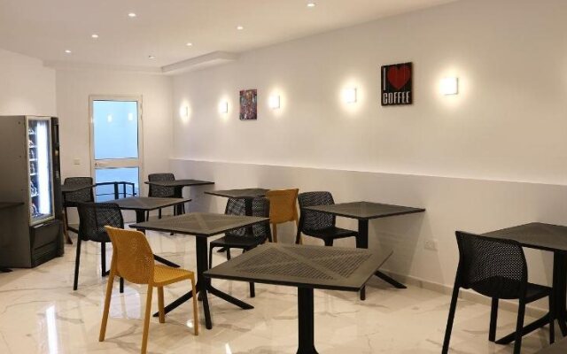 Shoreline Hotel