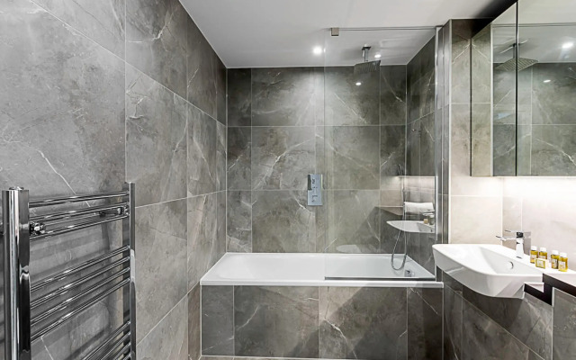 Beautiful 2 Bed Icon Tower Flat 5