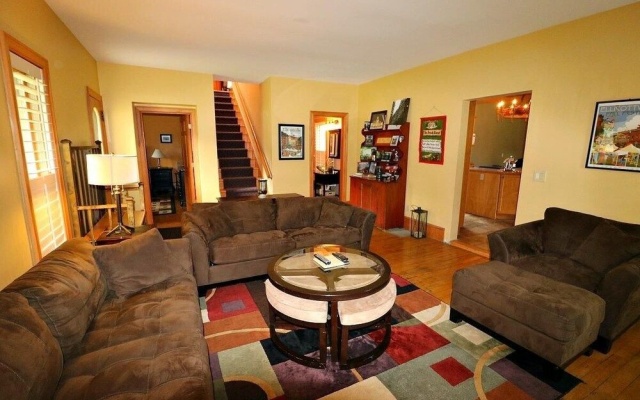 Landmark House 5 Bedroom Home by Redawning