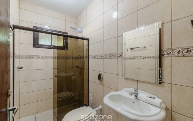 3BR Home w/ BBQ 140m From the Beach Rae0126