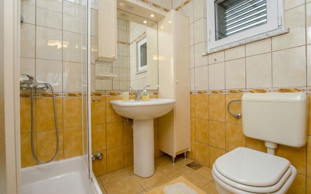 Apartment and Rooms Mate