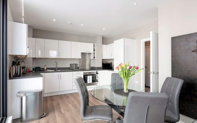 Superb 2-bed Flat W Stunning Rooftop nr The City