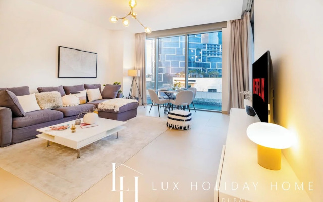 LUX 52 42 Deluxe Marina View Suite 2